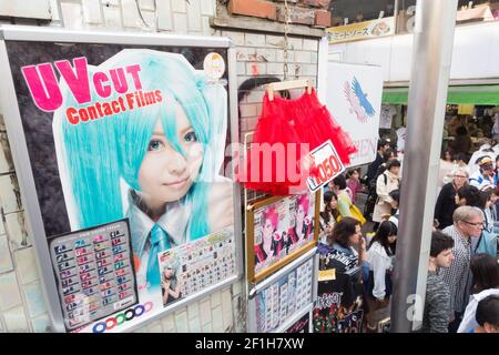 Plakat über Takeshita Street, Werbung farbige Kontaktlinsen Takeshita Street ist eine Fußgängerzone, mit Modeboutiquen gesäumt, Stockfoto