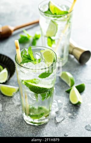 Erfrischender Mojito-Cocktail mit Limette und Minze Stockfoto