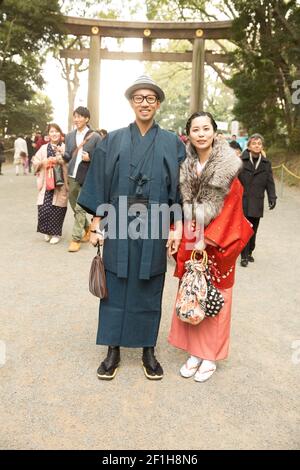Junges Paar in Kimonos, das durch Meiji Jingu-Schrein um Neujahr in Tokio, Japan, geht. Stockfoto