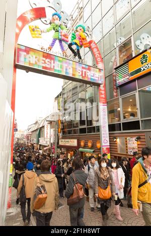 Menschenmengen, die das Tor über die Takeshita Street betreten, ist die Takeshita Street eine Fußgängerzone, gesäumt von Modeboutiquen, Stockfoto