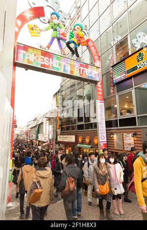 Menschenmengen, die das Tor über die Takeshita Street betreten, ist die Takeshita Street eine Fußgängerzone, gesäumt von Modeboutiquen, Stockfoto