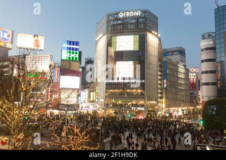 Shibuya Crossing oder Shibuya Scramble Crossing in Tokyo Japan bei Nacht Stockfoto