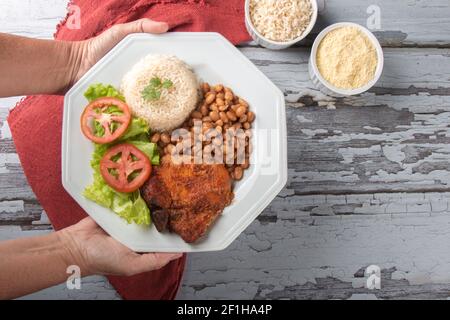 Traditionelles Gericht aus brasilianischen Bohnen mit Reis Draufsicht. Stockfoto