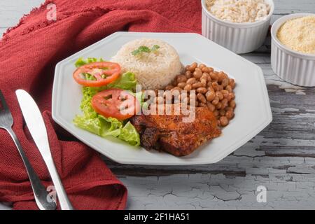 Traditionelles Gericht aus brasilianischen Bohnen mit Reis. Stockfoto