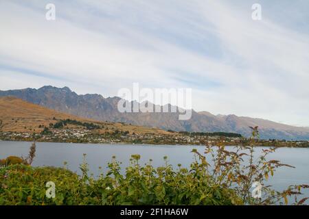 Queenstown Neuseeland landschaftlich schöner Aussichtspunkt mit Häusern am See Wakatipu und die Remarkables Berge Stockfoto
