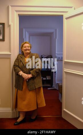 GWYNETH DUNWOODY IN IHREM BÜRO IN WESTMINSTER. 11/4/02 PILSTONgeparkt von jv 12.4.02 Stockfoto