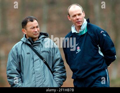 20/3/2002 ENGLAND RUGBY TEAM TRAINING IN PENNYHILL PARK HOTEL FÜR IHR SPIEL MIT WALES. CLIVE WOODWARD UND DER AUSTRLIAN RUGBY-TRAINER EDDIE JONES STELLEN DAVID ASHDOWN VOR.RUGBY Stockfoto