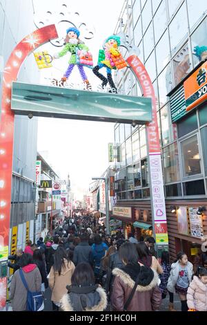 Menschenmengen, die das Tor über die Takeshita Street betreten, ist die Takeshita Street eine Fußgängerzone, gesäumt von Modeboutiquen, Stockfoto