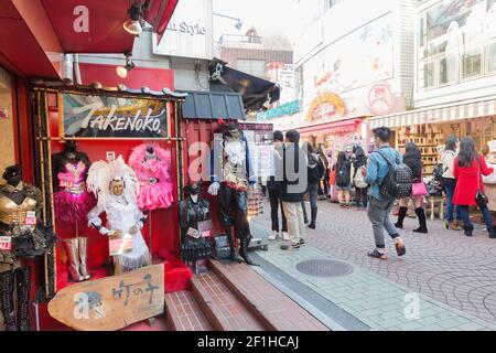 Boutique für Modebekleidung in der Takeshita Street, Takeshita Street ist eine Fußgängerzone, gesäumt von Modeboutiquen, Stockfoto