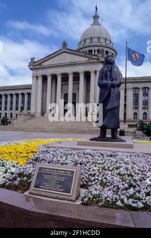 Oklahoma City, Oklahoma, USA. State Capitol Building, Front, mit Statue "so lange wie das Wasser fließt", von Allan Houser, ein Chiracahua Apache Bildhauer. Stockfoto
