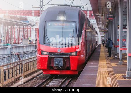 Moskau, Russland - 04. März 2021: Expresszug vom Flughafen Scheremetjewo nähert sich am Wintertag dem Bahnsteig. Stockfoto