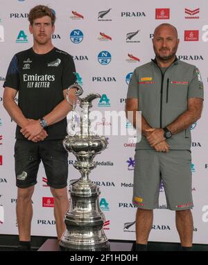 Auckland, Neuseeland, 9. März 2021 - Eröffnung der Pressekonferenz vor dem Start des America's Cup 36th zwischen Verteidiger Emirates Team New Zealand (ETNZ) und italienischen Herausforderer, Luna Rossa Prada Pirelli. ETNZ Skipper Peter Burling (links) und Luna Rossa Team Director und Skipper Max Sirena während der Konferenz. Der America's Cup, der den Spitznamen „Auld Mug“ trägt, ist die älteste Sporttrophäe der Welt. Kredit: Rob Taggart/Alamy Live Nachrichten Stockfoto