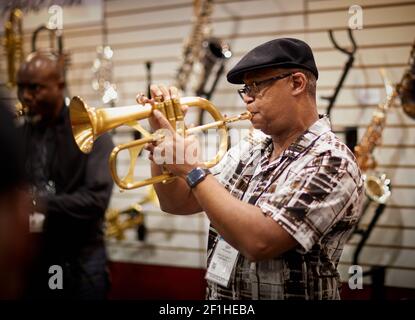 Schwarzer Mann spielt Trompete Kornett bei Musical Instrument Convention Stockfoto