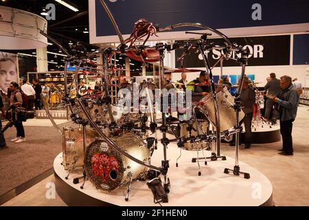 Schlagzeug Percussion und Becken auf der Musical Instrument Convention Stockfoto