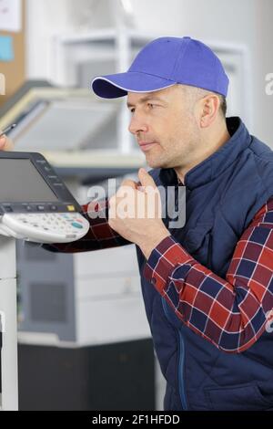 afrikanischer Mann Befestigung Foto Kopierer Stockfoto