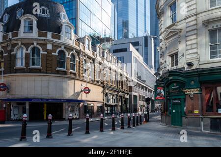Covid-Sperre 2021. Menschenleere Straßen um die U-Bahnstation Liverpool Street. Stockfoto