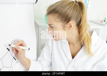 Studenten und Professor in Laborkittel Stockfoto