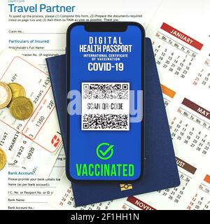 Gültiges COVID-19-Testergebnis in der Gesundheitspass-App, vor der Reise impfen, qr-Code Stockfoto