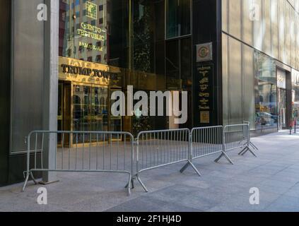 In Trump Towers werden Sicherheitsbarrieren eingerichtet, da der ...