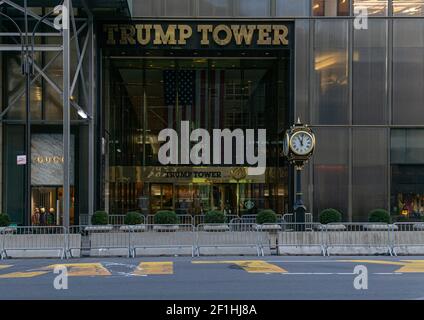 In Trump Towers werden Sicherheitsbarrieren eingerichtet, da der ...