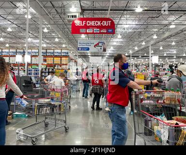 McKinney, TX USA - 22. Februar 2021: Costco-Mitarbeiter helfen Kunden, in einem neu eröffneten Self-Check-out-Bereich am Standort McKinney auszuchecken Stockfoto