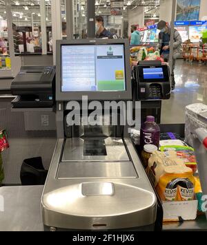 McKinney, TX USA - 22. Februar 2021: Ein Blick aus der Nähe eines Kiosks bei einem neu eröffneten Selbstcheck in der Gegend von Costco Stockfoto