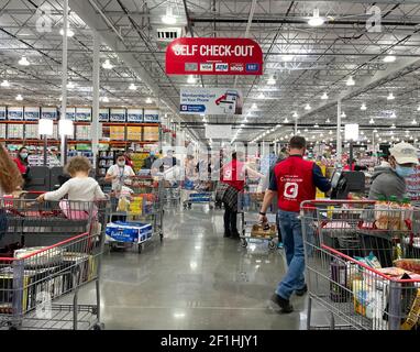 McKinney, TX USA - 22. Februar 2021: Costco-Mitarbeiter helfen Kunden, in einem neu eröffneten Self-Check-out-Bereich am Standort McKinney auszuchecken Stockfoto