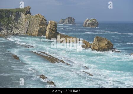 Felsen am Strand. Dramatischen Blick auf Playa de la Arnia, felsige Küstenlinie in Santander, Kantabrien, Spanien. Stockfoto