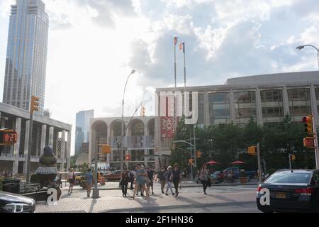 Das Lincoln Center for the Performing Arts beherbergt das Metropolitan Opera House sowie mehrere Aufführungshallen und Theater. Stockfoto