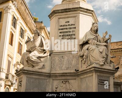 Statuen von Propheten an der Basis der Säule von Die Unbefleckte Piazza di Spagna Rom Stockfoto