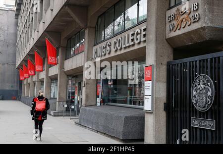 London, Großbritannien. März 2021, 8th. Eine Frau geht am 8. März 2021 am Eingang des King's College in London, Großbritannien, vorbei. Inmitten eines gemischten Gefühls von Nervosität und Aufregung kehrten am Montag Millionen von Kindern in ganz England in Phase 1 des "Fahrplans" der britischen Regierung zur Erholung von der COVID-19-Pandemie in die Schulen zurück. Quelle: Han Yan/Xinhua/Alamy Live News Stockfoto