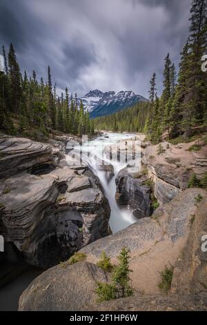 Eine Nachmittagsaufnahme des Mistaya Canyon Wasserfalls entlang des Icefields Parkway in Kanada. Stockfoto