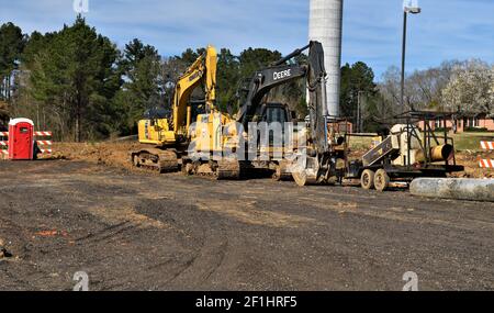 Komatsu und John Deere Trackhoe Baumaschinen. Stockfoto