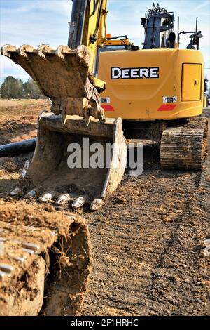 Komatsu und John Deere Trackhoe Baumaschinen. Stockfoto