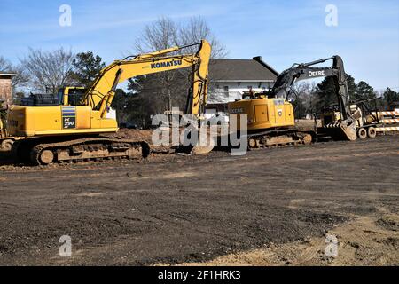 Komatsu und John Deere Trackhoe Baumaschinen. Stockfoto