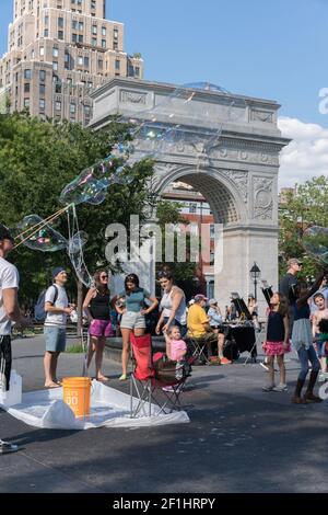 USA, New York City, NY - der Bogen im Washington Square Park. Heute viele Straßenunterhalter einschließlich Blase Gebläse Stockfoto
