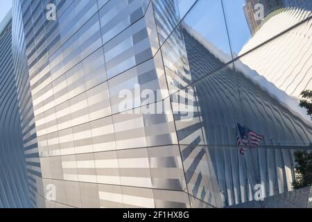 USA, New York City, NY - der Oculus spiegelt sich auf der Außenseite des Museums von 9/11 in der Greenwich Street 180 in New York, Stockfoto