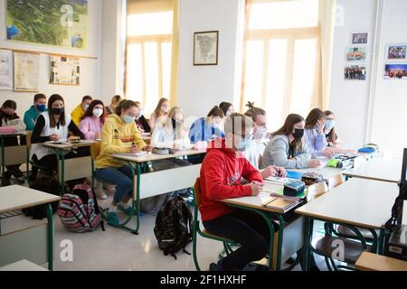 Jesenice, Slowenien. Februar 2021, 15th. Schüler mit Gesichtsmasken hören ihren Lehrer in einem Klassenzimmer der Jesenice High School.Schüler der ersten drei Jahre der Sekundarstufe schlossen sich ihren Altersgenossen an, als sie nach der Sperrung durch die COVID-19 Pandemie in die Schule zurückkehren. Kredit: SOPA Images Limited/Alamy Live Nachrichten Stockfoto
