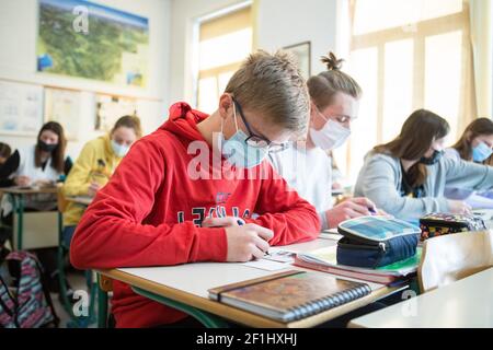 Jesenice, Slowenien. Februar 2021, 15th. Schüler mit Gesichtsmasken besuchen einen Vortrag in einem Klassenzimmer der Jesenice High School.Schüler der ersten drei Jahre der weiterführenden Schulen schlossen sich ihren Altersgenossen an, als sie nach der Sperrung durch die COVID-19 Pandemie in die Schule zurückkehren. Kredit: SOPA Images Limited/Alamy Live Nachrichten Stockfoto