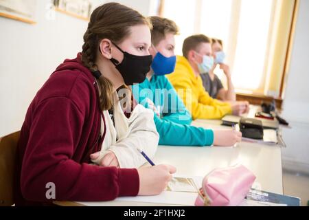 Jesenice, Slowenien. Februar 2021, 15th. Schüler mit Gesichtsmasken besuchen einen Vortrag in einem Klassenzimmer der Jesenice High School.Schüler der ersten drei Jahre der weiterführenden Schulen schlossen sich ihren Altersgenossen an, als sie nach der Sperrung durch die COVID-19 Pandemie in die Schule zurückkehren. Kredit: SOPA Images Limited/Alamy Live Nachrichten Stockfoto