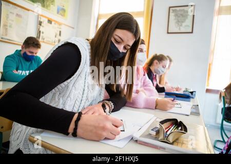 Jesenice, Slowenien. Februar 2021, 15th. Schüler mit Gesichtsmasken besuchen einen Vortrag in einem Klassenzimmer der Jesenice High School.Schüler der ersten drei Jahre der weiterführenden Schulen schlossen sich ihren Altersgenossen an, als sie nach der Sperrung durch die COVID-19 Pandemie in die Schule zurückkehren. Kredit: SOPA Images Limited/Alamy Live Nachrichten Stockfoto
