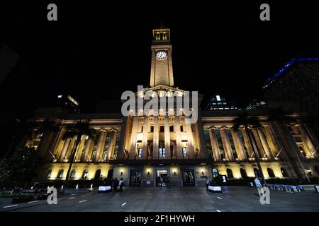 Rathaus und Uhrturm bei Nacht in Brisbane, Australien. Stockfoto