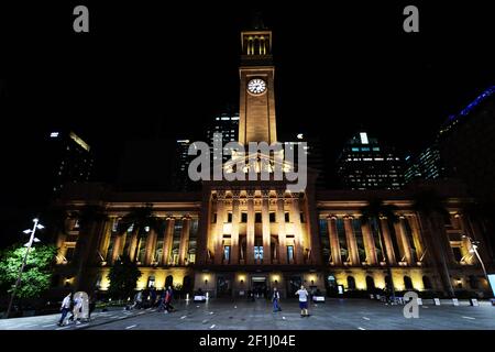 Rathaus und Uhrturm bei Nacht in Brisbane, Australien. Stockfoto