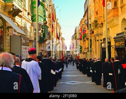 Traditionelle Präzession der Mitglieder des Malteserordens in Valetta Stockfoto