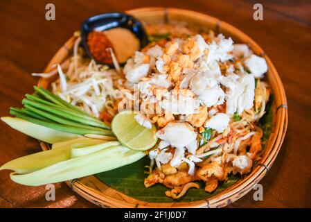 Gebratene Nudeln Garnelen Garnelen und Krabbenfleisch, Thai Food Nudeln rühren braten Gemüse und Reis vermicelli mit Ei gekocht asiatischen Speisen Stockfoto