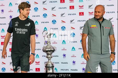 Auckland, Neuseeland, 9. März 2021 - Eröffnung der Pressekonferenz vor dem Start des America's Cup 36th zwischen Verteidiger Emirates Team New Zealand (ETNZ) und italienischen Herausforderer, Luna Rossa Prada Pirelli. ETNZ Skipper Peter Burling (links) und Luna Rossa Team Director und Skipper Max Sirena während der Konferenz. Der America's Cup, der den Spitznamen „Auld Mug“ trägt, ist die älteste Sporttrophäe der Welt. Kredit: Rob Taggart/Alamy Live Nachrichten Stockfoto