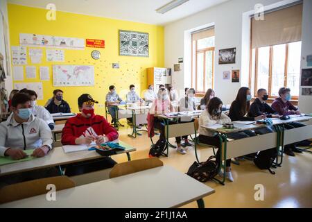 Jesenice, Slowenien. Februar 2021, 15th. Schüler mit Gesichtsmasken hören ihren Lehrer in einem Klassenzimmer der Jesenice High School.Schüler der ersten drei Jahre der Sekundarstufe schlossen sich ihren Altersgenossen an, als sie nach der Sperrung durch die COVID-19 Pandemie in die Schule zurückkehren. Kredit: Luka Dakskobler/SOPA Images/ZUMA Wire/Alamy Live Nachrichten Stockfoto