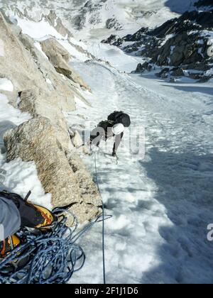 Bergsteiger auf einer steilen Kletterroute in den Französischen Alpen in Chamonix Stockfoto