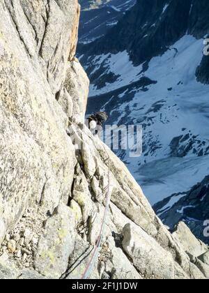 Bergsteiger auf einer steilen Kletterroute in den Französischen Alpen in Chamonix Stockfoto