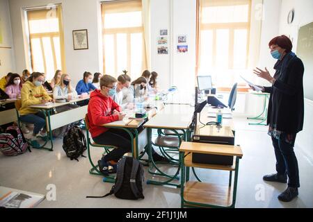 Jesenice, Slowenien. Februar 2021, 15th. Schüler mit Gesichtsmasken hören ihren Lehrer in einem Klassenzimmer der Jesenice High School.Schüler der ersten drei Jahre der Sekundarstufe schlossen sich ihren Altersgenossen an, als sie nach der Sperrung durch die COVID-19 Pandemie in die Schule zurückkehren. Kredit: Luka Dakskobler/SOPA Images/ZUMA Wire/Alamy Live Nachrichten Stockfoto